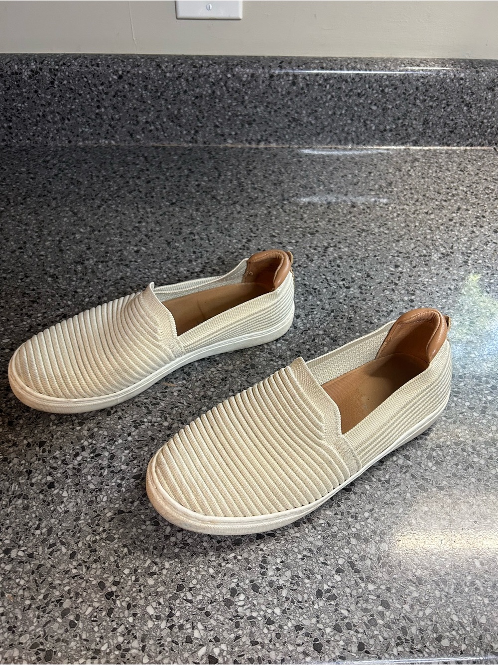 Kelly & Katie Men's Ribbed Slip-On Loafers in Cream with Tan Heel
